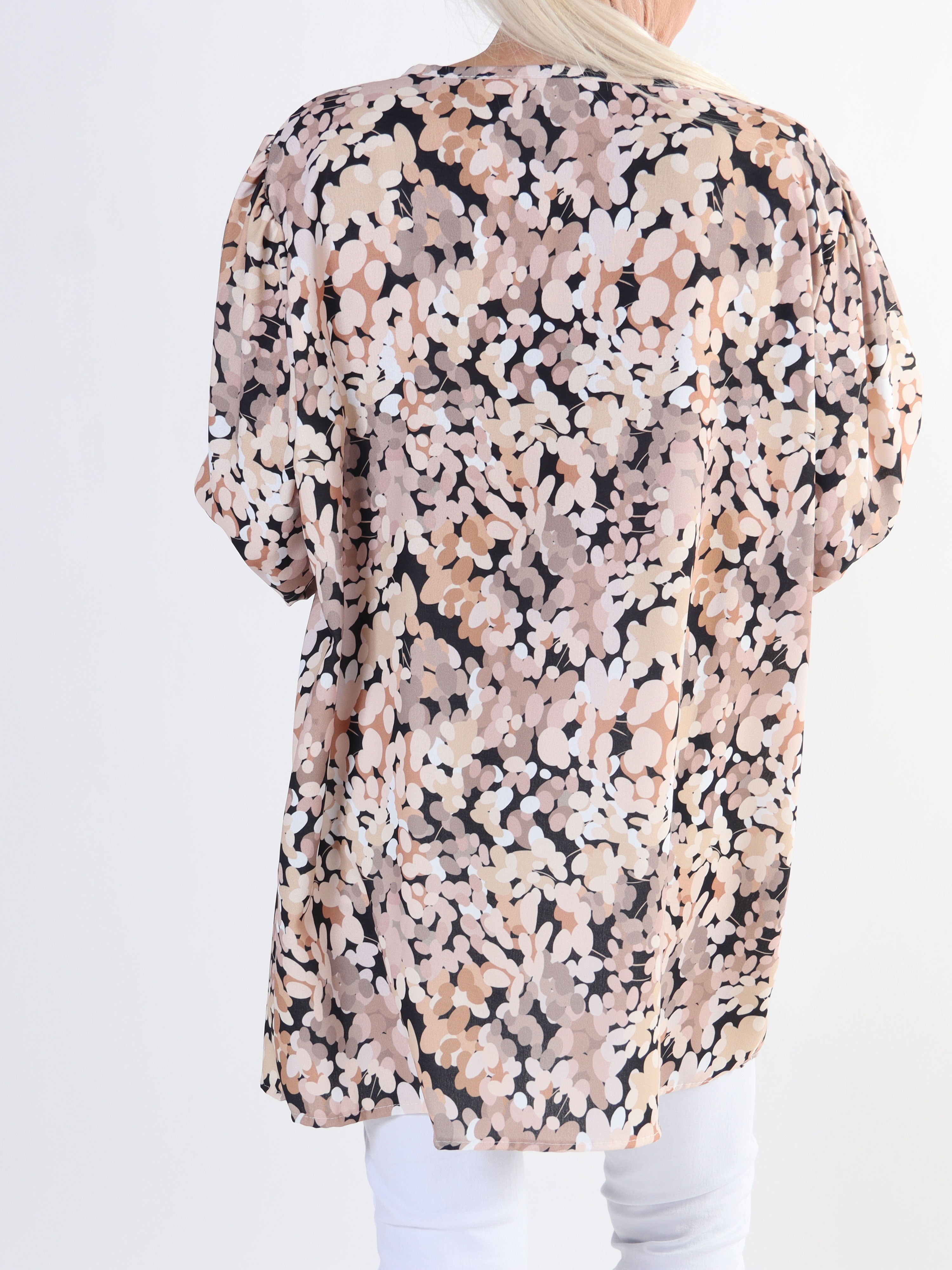 Moa - Plus size bluse med elastik forenden af ærmerne